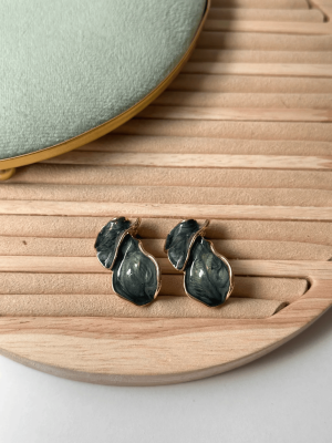 Yaprak Desenli Gold Çerçeve Küpe