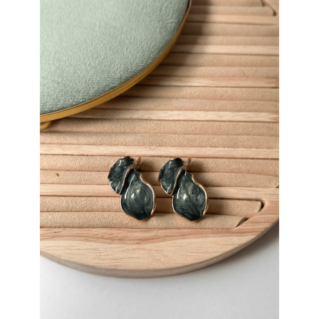 Yaprak Desenli Gold Çerçeve Küpe