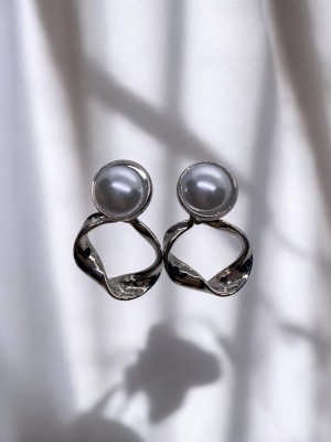 Çelik İnci Detaylı Gümüş Yuvarlak Şık Küpe