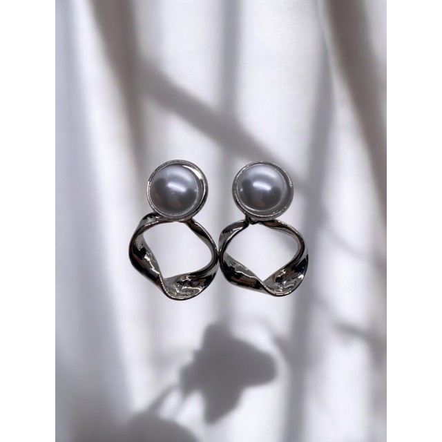 Çelik İnci Detaylı Gümüş Yuvarlak Şık Küpe Çelik İnci Detaylı Gümüş Yuvarlak Şık Küpe