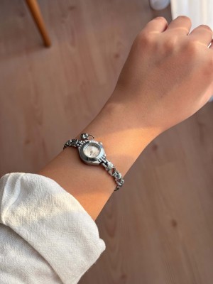 İnce Kalpli Kordon Vintage Çelik Gümüş Minimal Beyaz Kasa Charmlı Kadın Kol Saati -38