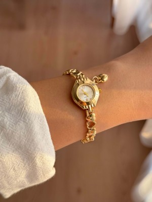 İnce Kalpli Kordon Vintage Çelik Gold Minimal Beyaz Kasa Charmlı Kadın Kol Saati -39